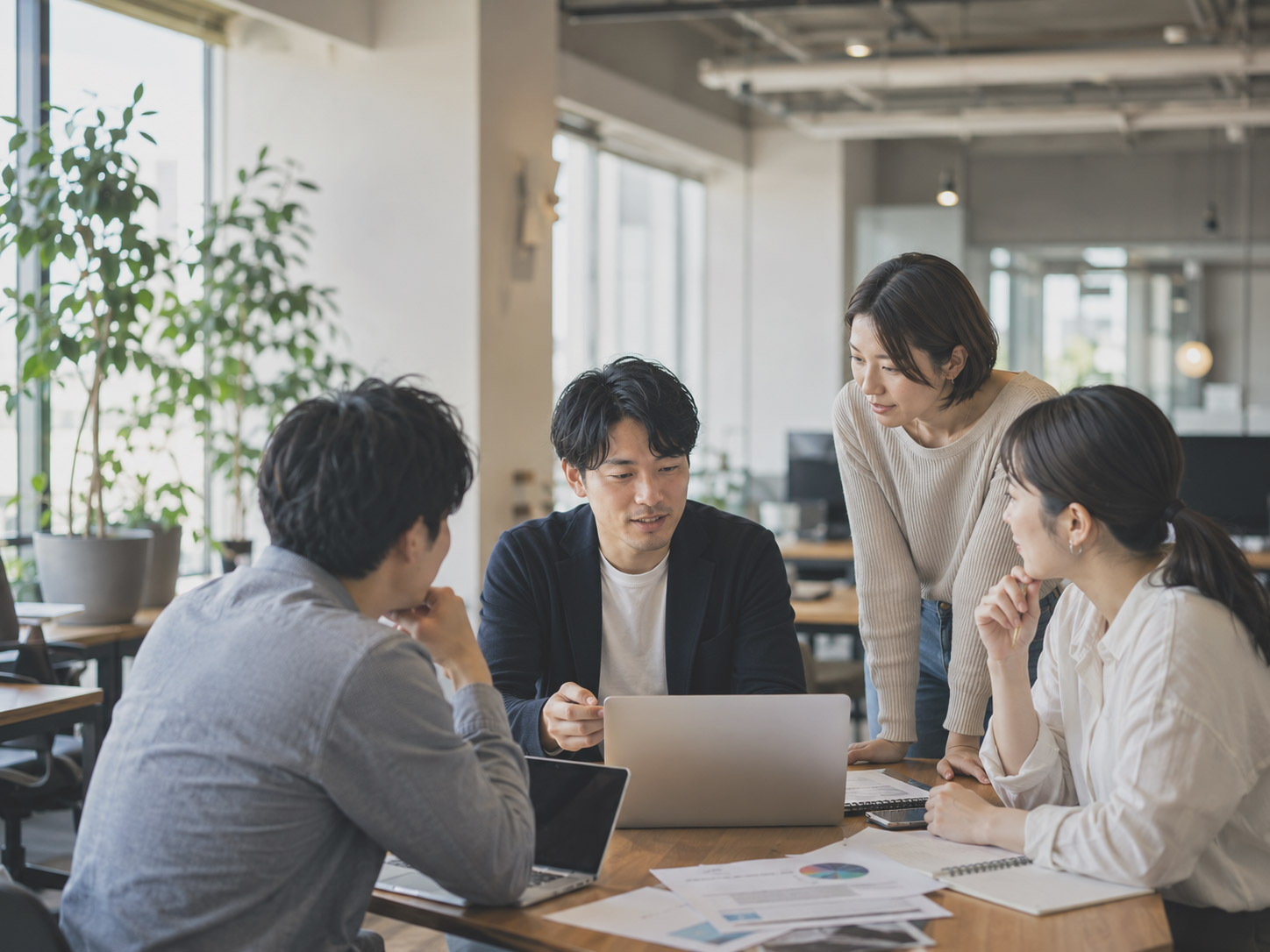 メンバーが会話している様子